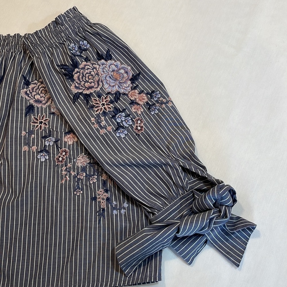 🎈AMERICAN EAGLE off shoulder striped embroidered floral top Size XS - Picture 15 of 16